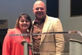 Misty Burdette ao lado de seu pastor, Brad Smith, na Igreja Assembleia de Deus. (Foto: Reprodução/Facebook)