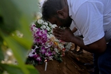 Homem chora em funeral no Sri Lanka. (Foto: Reprodução/VN)