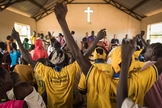 Cristãos sudaneses no culto. (Foto: Reprodução/Samaritans Purse)