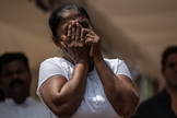 Mulher chora durante funeral de uma das vítimas do ataque do domingo de Páscoa no Sri Lanka. (Foto: Getty Images/Carl Court)