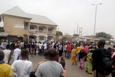 Multidão assistia à marcha dos Boys Brigade no Dia de Páscoa, em Gombe, Nigéria. (Foto: Reprodução/The Herald)