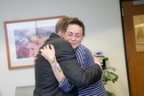 O doador de fígado, Damian Delaney, e a destinatária, Breana Shaw, se encontram pela primeira vez no Hospital Keck, em Los Angeles. (Foto: Ricardo Carrasco III/Keck Medici/TNS)