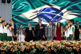 Presidente Bolsonaro ouve a execução do Hino Nacional na abertura oficial do 37º Gideões Missionários. (Foto: Alan Santos/PR)