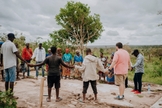 Missionários se reuniram com moradores de Macomia, em Cabo Delgado, para orar e levar ajuda. (Foto: Iris Global)