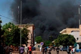 Igreja foi incendiada após ataque que matou 6 fiéis em Burkina Faso. (Foto: Reprodução/Twitter)
