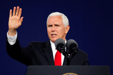 Vice-presidente dos EUA, Mike Pence, acena para o público no final de seu discurso na Liberty University. (Foto: Jonathan Drake/Reuters)