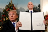 Presidente dos EUA, Donald Trump, com a proclamação da transferência de sua embaixada para Jerusalém, em dezembro de 2017. (Foto: Kevin Lamarque/Reuters)