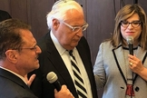Embaixador dos EUA em Israel David Friedman (centro) ao lado do pastor Mario Bramnick (canto inferior esquerdo), presidente da Coalizão Latina para Israel. (Foto: Reprodução/JNS)