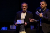 Marcos Corrêa, diretor do Guiame, segura placa em homenagem à atuação do portal. (Foto: Guiame/Marcos Paulo Corrêa)