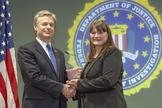 Kay Bennett (à direita) recebeu o Prêmio de Liderança Comunitária 2018 do diretor do FBI, Christopher Wray. (Foto: FBI)