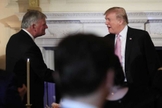 Presidente dos EUA, Donald Trump, cumprimenta Franklin Graham no jantar do Dia Nacional de Oração, na Casa Branca. (Foto: Manuel Balce Ceneta/Associated Press)