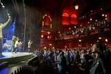 A Hillsong Church London possui quatro cultos, com a participação de 8.000 pessoas, todos os domingos no Dominion Theatre. (Foto: Reprodução/Hillsong Church London)