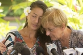 Amanda Eller, ao lado de sua mãe Julia Eller, antes de uma entrevista coletiva sobre seu resgate. (Foto: Craig T. Kojima/Honolulu Star)