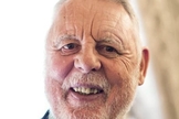 Terry Waite comemora 80 anos e planeja voltar a Beirute para continuar a trabalhar nos esforços de construção da paz. (Foto: Reprodução/Premier)