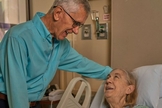 Frank Dewhurst visita Linda Nall após a cirurgia realizada no Houston Methodist Hospital. (Foto: Reprodução/Instagram)