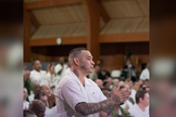 Prisioneiros se batizam em prisão. (Foto: Gateway Church TV / YouTube)