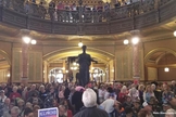 Parlamento de Illinois com pessoas pró-vida protestando contra o aborto instituído no estado em todas as fases da gravidez. (Foto: Illinois Family Institute/Facebook)