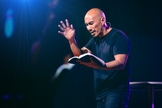Francis Chan alertou sobre as divisões teológicas, calúnias e fofocas continuam dividindo o Corpo de Cristo. (Foto: Reprodução/Church Leaders)