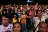 Cristãos indonésios cantam em evento de Natal no estádio Gelora Bung Karno, em Jacarta. (Foto: Reprodução/Reuters)