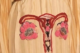 Peça da coleção da marca Gucci com tema favorável ao aborto. (Foto: Reprodução/Life Action)