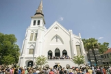 Pessoas se reúnem em frente à Igreja Emanuel em Charleston após tiroteio que matou nove pessoas. (Foto: Stephen B. Morton/AP)