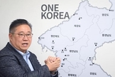 Pastor Kenneth Bae com um mapa mostrando uma Coreia unificada. (Foto: Kenneth Bae/Facebook)