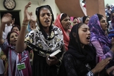 Cristãos adoram em uma igreja em Lahore, Paquistão. (Foto: Reprodução/Getty)