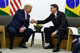 Presidente do Brasil, Jair Bolsonaro, e o presidente dos EUA, Donald Trump, durante reunião em Osaka, no Japão. (Foto: Brendan Smialowski/AFP)