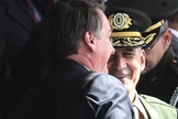 Presidente Jair Bolsonaro cumprimenta o general Luiz Eduardo Ramos. (Foto: Werther Santana/Estadão)