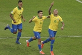 Everton Cebolinha celebra gol junto a Coutinho. (Foto: Natacha Pisarenko/AP)
