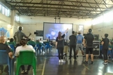 Presos participam do "Hope Event", realizado na Rikers Island, em Nova York. (Foto: Reprodução/Bolsa de Prisão)