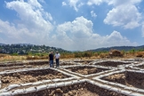 Dr. Hamoudi Khalaily (esquerda) e Dr. Jacob Vardi, diretores das escavações em Motza, em nome da Autoridade de Antiguidades. (Foto: Yaniv Berman/Autoridade de Antiguidades de Israel)