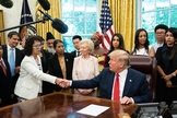 Trump recebe na Casa Branca vítimas de perseguição religiosas de diversos países. (Foto: Reprodução/Voice Of America)