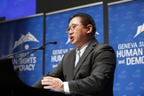Pastor Kenneth Bae contou sua história na Cúpula de Genebra sobre Direitos Humanos e Democracia em 2018. (Foto: Geneva Summit)