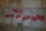 Pichação no Muro das Lamentações foi coberta com tinta vermelha. (Foto: Reprodução/Israel First)