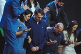 Presidente Jair Bolsonaro recebe oração ao lado da primeira-dama, do ministro Onyx  Lorenzoni e sua esposa. (Foto: Gabriel de Souza/Sara Nossa Terra)