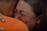 Cherry Pie Picache durante visita do assassino de sua mãe na prisão. (Foto: Reprodução/ABS-CBN News)