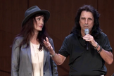 Alice Cooper contou seu testemunho ao lado da esposa na Igreja Parkside, em Ohio, nos EUA. (Foto: Fox 8 News)