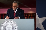 Governador Greg Abbott assina lei para proteger bebês de aborto malsucedido. (Foto: Nick Wagner/Austin American-Statesman/AP)