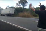 Depois que o motorista Luciano Dalmasio orou, a chuva apagou as chamas do caminhão. (Foto: Reprodução)