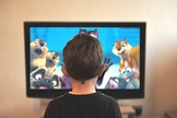 Imagem ilustrativa de criança assistindo TV. (Foto: Reprodução/Ciara-pics)