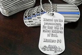 Dog tag com a inscrição de Mateus 5:9, que diz "Bem-aventurados os pacificadores, porque serão chamados filhos de Deus". (Foto: Reprodução/Shields of Strength)