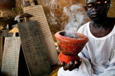 Bruxo preparando ritual de feitiçaria. (Foto: UNAMID/Albert Gonzalez Farran)