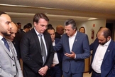 Pastor Jentezen Franklin em oração pelo presidente Jair Bolsonaro nos bastidores da Conferência Global 2019. (Foto: Jentezen Franklin)