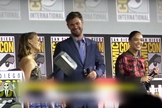 Natalie Portman com o martelo do Thor na apresentação do filme na San Diego Comic-Con. (Foto: Reprodução/YouTube)