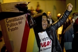 Manifestante com uma réplica gigante da constituição da Bolívia, embrulhada com uma fita preta de luto, em La Paz, Bolívia, em 2017. (Foto: Juan Karita/AP)