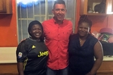 Pastor Todd Unzicker em encontro com duas irmãs cristãs na fronteira mexicana que haviam fugido da perseguição em Camarões e buscam asilo nos EUA. (Foto: Reprodução/BP News)