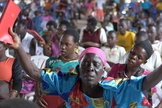 Mulher segura o Novo Testamento escrito em Lugwere pela primeira vez. (Foto: Reprodução/Wycliffe Bible Translators)