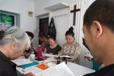 Cristãos protestantes se reúnem para a oração na igreja casa Holy Love em Pequim. (Foto: Saša Petricic/CBC). 