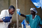 Trabalho de detecção de vírus no Congo. (Foto: Reprodução/Reuters)